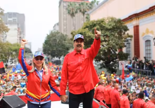 Venezuelan President Nicolás Maduro and his wife Deputy Cilia Flores greeting demonstrators celebrating the 35 years of the February 4th, 1989, civic–military uprising led by Commander Hugo Chávez. Photo: Presidential Press.