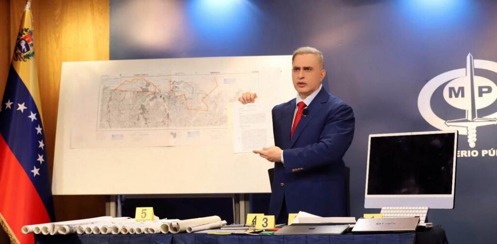 Venezuelan Attorney General Tarek William Saab showing some of the maps seized from Rocío San Miguel's residence. Photo: Alba Ciudad.