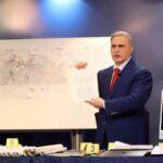 Venezuelan Attorney General Tarek William Saab showing some of the maps seized from Rocío San Miguel's residence. Photo: Alba Ciudad.