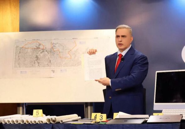 Venezuelan Attorney General Tarek William Saab showing some of the maps seized from Rocío San Miguel's residence. Photo: Alba Ciudad.