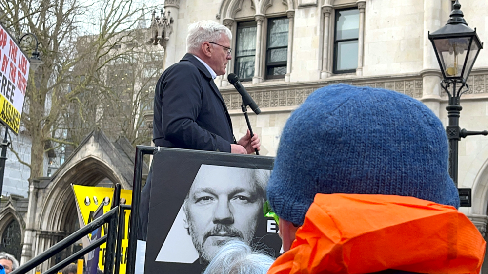 WikiLeaks Editor-in-Chief Kristinn Hrafnsson addressing supporters outside the courthouse. Photo: Joe Lauria.