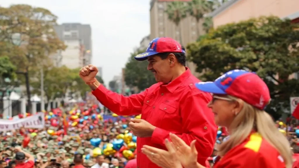 Venezuelan President Nicolás Maduro and his wife National Assembly Deputy Ciria Flores during the February 4 Chavista demonstration in Caracas. Photo: Presidential Press.
