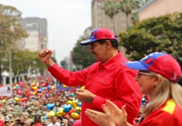 Venezuelan President Nicolás Maduro and his wife National Assembly Deputy Ciria Flores during the February 4 Chavista demonstration in Caracas. Photo: Presidential Press.