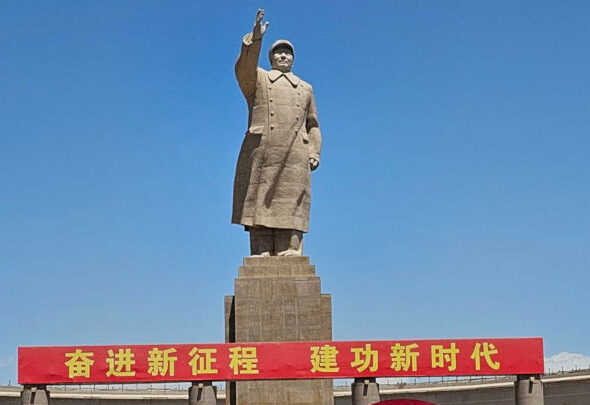 Statue of Chairman Mao Zedong in Kashgar, Xinjiang Uyghur Autonomous Region. Red banner reads: ‘Forge ahead on a new journey and build a new era.’ WW Photo: Arjae Red.