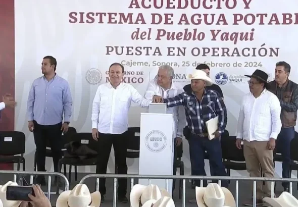 Mexican President Andrés Manuel López Obrador, Governor of Sonora state Alfonso Durazo, and leaders of the Yaqui indigenous people inaugurate the Yaqui Aqueduct that will supply potable water to the indigenous communities, February 25, 2024. Photo: El Universal.