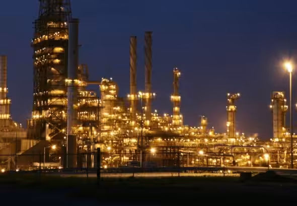 A view of Venezuela's largest oil refinery complex, Paraguaná Refinery, at night. Photo: Diego Giudice/Bloomberg.