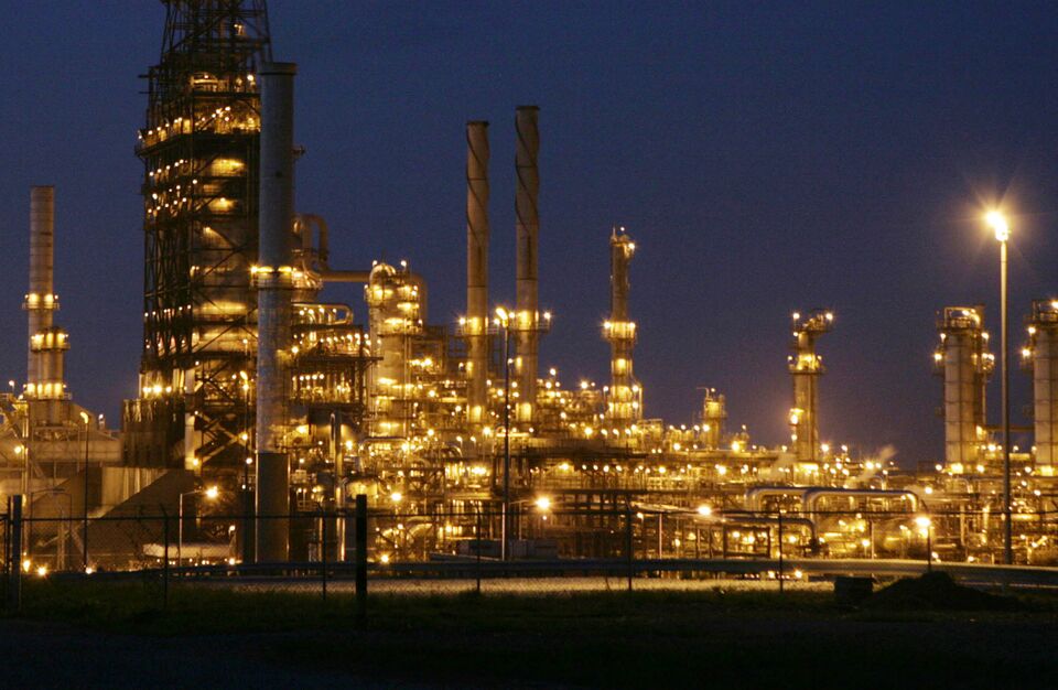 A view of Venezuela's largest oil refinery complex, Paraguaná Refinery, at night. Photo: Diego Giudice/Bloomberg.