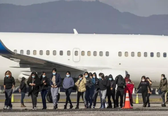 Featured image: Migrants walking near an airplane. Photo: EFE/File photo.