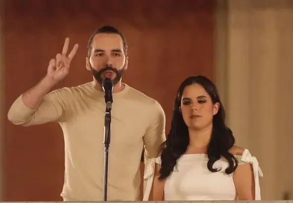 The president of El Salvador, Nayib Bukele, speaks from the National Palace with his wife, Gabriela Rodríguez. Photo: Rodrigo Sura/EFE.