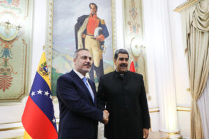 Turkish Foreign Minister Hakan Fidan (left) shakes hand with Venezuelan President Nicolás Maduro, at Miraflores Palace, Caracas, February 23, 2024. Photo: Presidential Press.