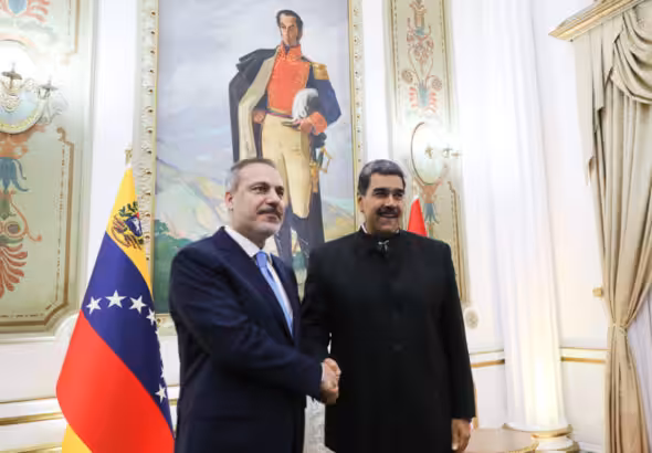 Turkish Foreign Minister Hakan Fidan (left) shakes hand with Venezuelan President Nicolás Maduro, at Miraflores Palace, Caracas, February 23, 2024. Photo: Presidential Press.