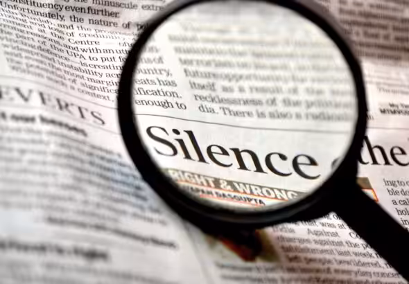 Photo composition showing a newspaper with a magnifying glass where "Silence. right & wrong" can be read. Photo: Pixabay/CC0 1.0.