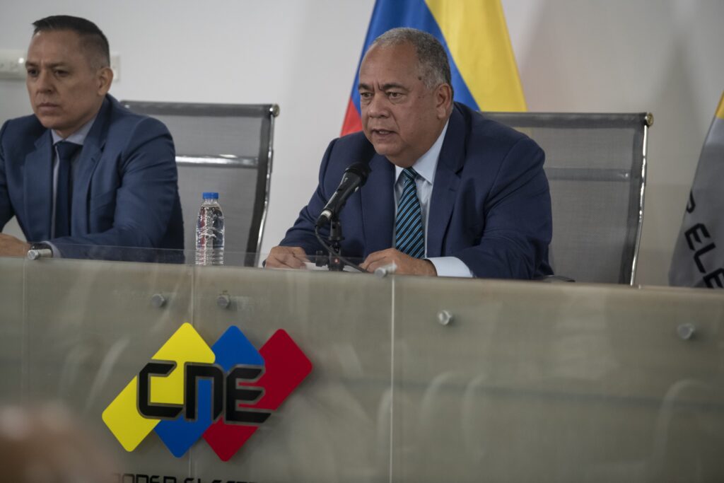 The CNE makes an announcement. Photo: Bloomberg News.