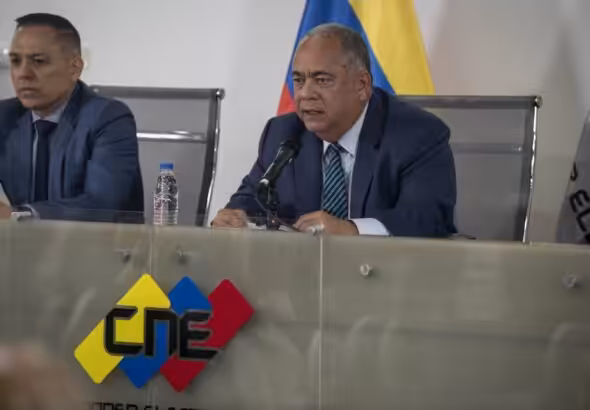 The CNE makes an announcement. Photo: Bloomberg News.