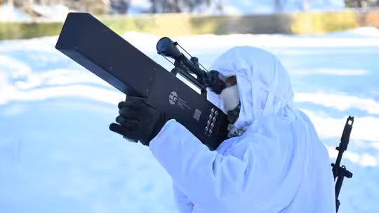 A serviceman of the engineering troops of the Russian Armed Forces during a demonstration of standard counter-UAV means in the Moscow region.. Photo: Sputnik/Maksim Blinov.