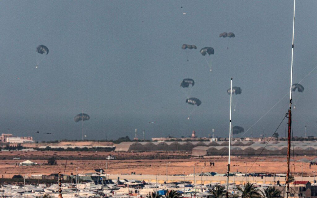 A Jordanian military aircraft drops insufficient humanitarian aid over Rafah and Khan Younis. Photo: AFP.
