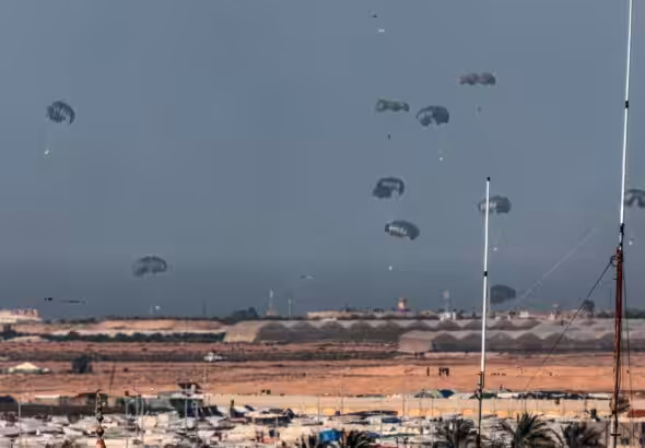 A Jordanian military aircraft drops insufficient humanitarian aid over Rafah and Khan Younis. Photo: AFP.