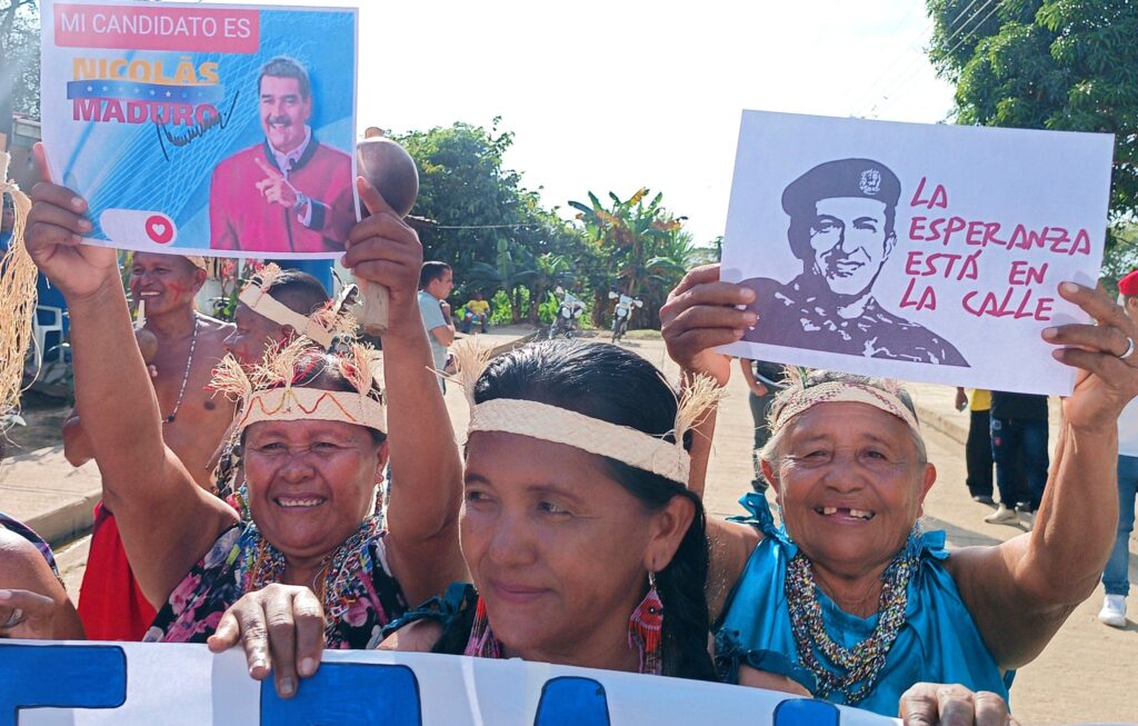 Indigenous people in Delta Amacuro state of Venezuela hold posters that read "Maduro is my candidate" and "Hope is in the streets." Photo: X/GobLizeta.
