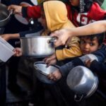 Palestinian children wait to receive food cooked by a charity kitchen amid shortages of food supplies, in Rafah, in the southern Gaza Strip, March 5, 2024. Photo: Mohammed Salem/Reuters.