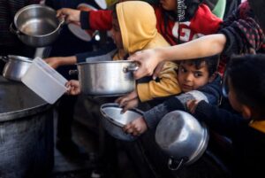 Palestinian children wait to receive food cooked by a charity kitchen amid shortages of food supplies, in Rafah, in the southern Gaza Strip, March 5, 2024. Photo: Mohammed Salem/Reuters.