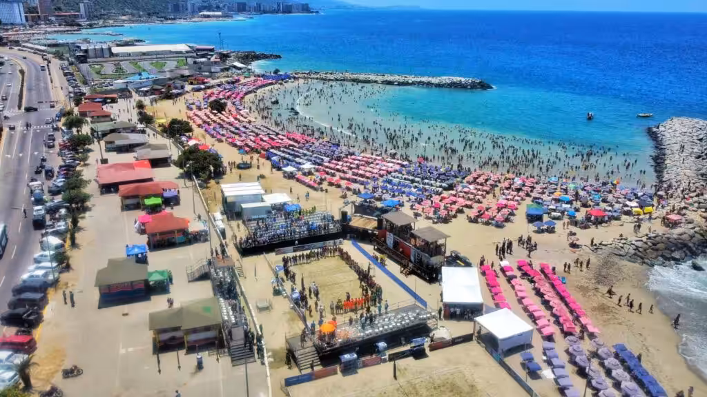 Aerial view of a beach in La Guaira state, Venezuela, during the Holy Week holiday this year. Photo: X/@delcyrodriguezv.