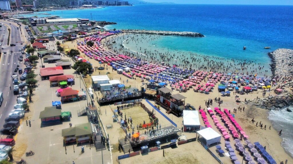 Aerial view of a beach in La Guaira state, Venezuela, during the Holy Week holiday this year. Photo: X/@delcyrodriguezv.