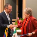 Venezuelan Foreign Minister Yván Gil (left) and Mexican Foreign Affairs Secretary Alicia Bárcena (right) shake hands after the signing of a bilateral agreement on migration, Buccament Bay, St. Vincent and the Grenadines, March 1, 2024. Photo: X/@yavngil.
