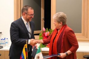 Venezuelan Foreign Minister Yván Gil (left) and Mexican Foreign Affairs Secretary Alicia Bárcena (right) shake hands after the signing of a bilateral agreement on migration, Buccament Bay, St. Vincent and the Grenadines, March 1, 2024. Photo: X/@yavngil.