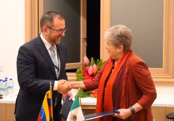 Venezuelan Foreign Minister Yván Gil (left) and Mexican Foreign Affairs Secretary Alicia Bárcena (right) shake hands after the signing of a bilateral agreement on migration, Buccament Bay, St. Vincent and the Grenadines, March 1, 2024. Photo: X/@yavngil.