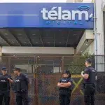 Argentina's Federal Police agents (PFA) barricade the entrance to Télam news agency's headquarters with a security fence. Photo: Adrián Escándar via Infobae.