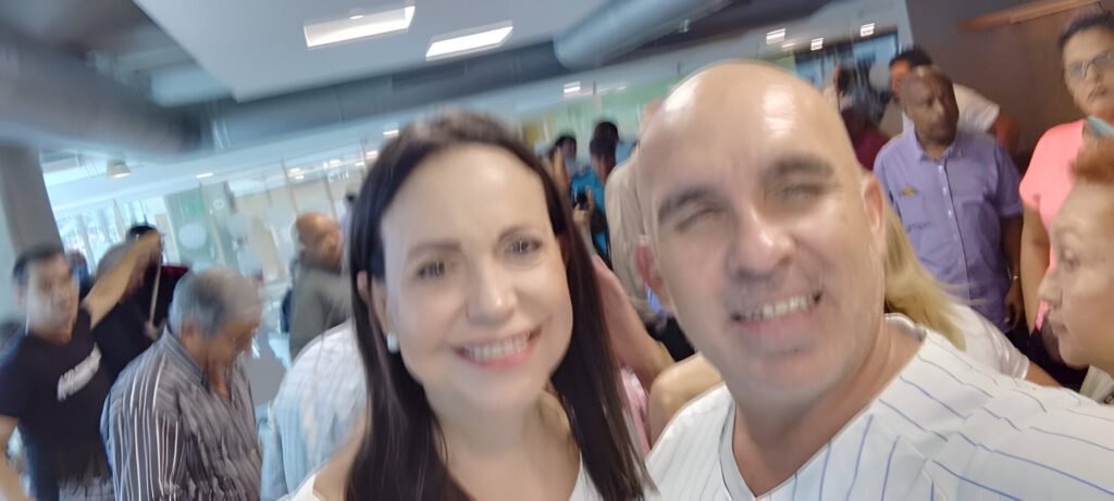 Vente Venezuela national coordinator Jerry Ostos Perdomo (right), accused of assassination attempt against President Maduro, takes a selfie with Vente Venezuela leader, far-right politician María Corina Machado (left). Photo: X/@MariaCorinaYA.