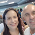 Vente Venezuela national coordinator Jerry Ostos Perdomo (right), accused of assassination attempt against President Maduro, takes a selfie with Vente Venezuela leader, far-right politician María Corina Machado (left). Photo: X/@MariaCorinaYA.