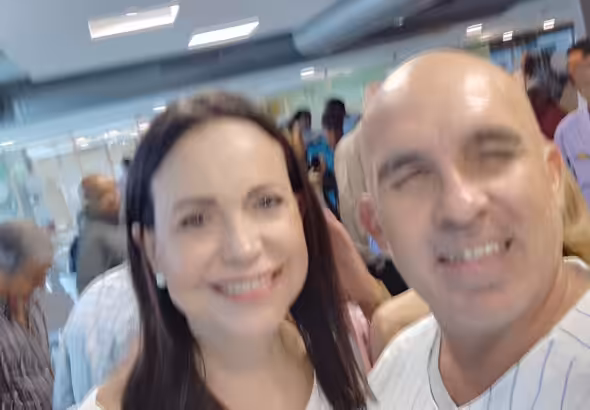 Vente Venezuela national coordinator Jerry Ostos Perdomo (right), accused of assassination attempt against President Maduro, takes a selfie with Vente Venezuela leader, far-right politician María Corina Machado (left). Photo: X/@MariaCorinaYA.