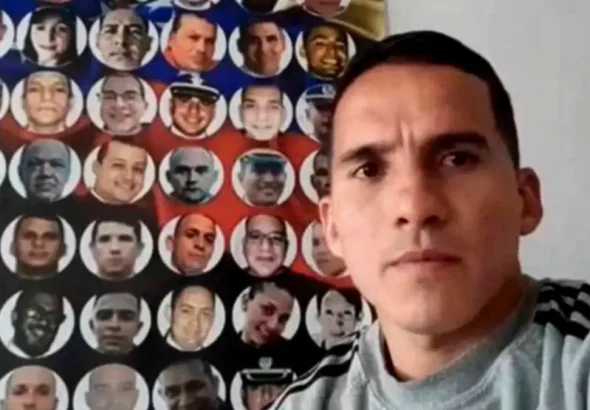 Selfie of former Venezuelan military man Ronald Ojeda Moreno with pictures of Venezuelans detained for terrorist activities—whom he called "political prisoners"—behind him. Photo: El País Chile.