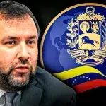 Venezuelan Foreign Minister Yván Gil next to an image of the Venezuelan flag and coat of arms. Photo: Banca y Negocios/File photo.