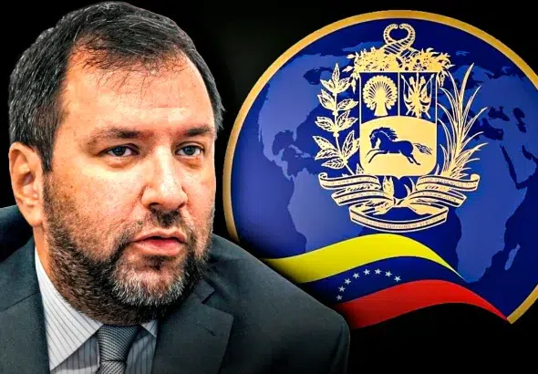 Venezuelan Foreign Minister Yván Gil next to an image of the Venezuelan flag and coat of arms. Photo: Banca y Negocios/File photo.