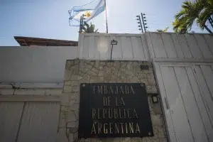 Front entrance of the Argentinian embassy in Caracas. Photo: Miguel Gutiérrez/EFE.