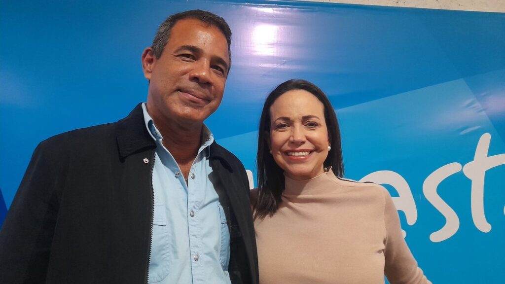 Far-right Venezuelan politician Maria Corina Machado (right) posing for a photo with Vente Venezuela regional leader Emil Brandt-Ulloa (left). Photo: Union Radio/File photo.
