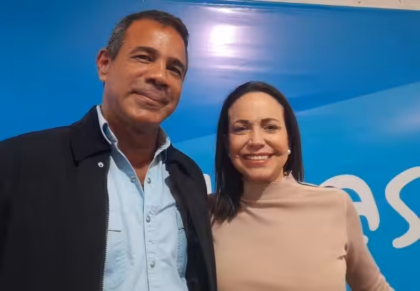Far-right Venezuelan politician Maria Corina Machado (right) posing for a photo with Vente Venezuela regional leader Emil Brandt-Ulloa (left). Photo: Union Radio/File photo.