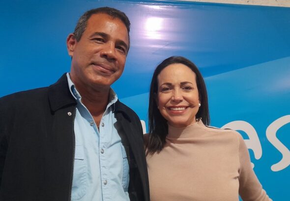 Far-right Venezuelan politician Maria Corina Machado (right) posing for a photo with Vente Venezuela regional leader Emil Brandt-Ulloa (left). Photo: Union Radio/File photo.