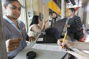 Venezuelans registering and updating their electoral registry during a special operation launched by the National Electoral Council (CNE). Photo: CNE/File photo.