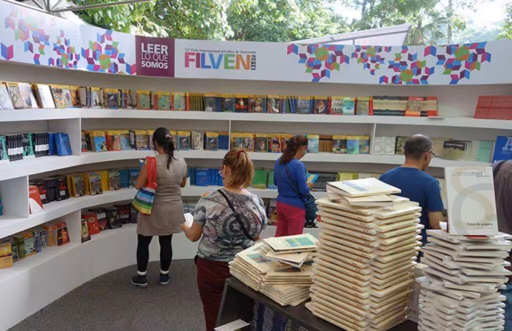 People browsing book stands during a Venezuelan International Book Fair (FILVEN). Photo: Guardagujas Palabras/File photo.