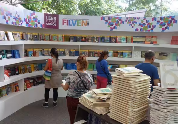People browsing book stands during a Venezuelan International Book Fair (FILVEN). Photo: Guardagujas Palabras/File photo.