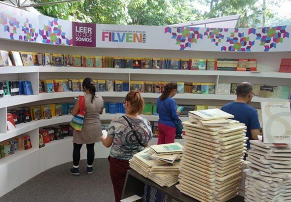 People browsing book stands during a Venezuelan International Book Fair (FILVEN). Photo: Guardagujas Palabras/File photo.