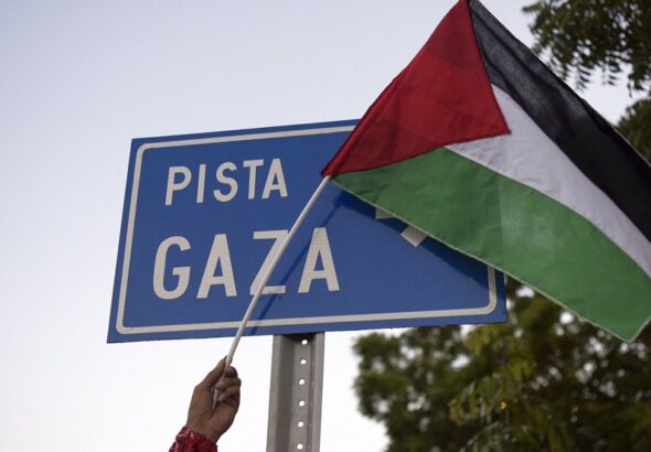 A man holds a Palestinian flag during the inauguration of Gaza street in support of the Palestinian people, in the historic center of Managua, Nicaragua, on January 30, 2024. Photo: AFP.