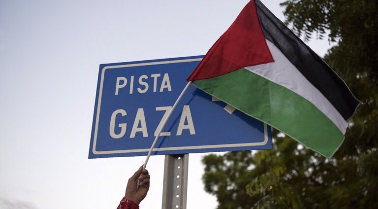 A man holds a Palestinian flag during the inauguration of Gaza street in support of the Palestinian people, in the historic center of Managua, Nicaragua, on January 30, 2024. Photo: AFP.