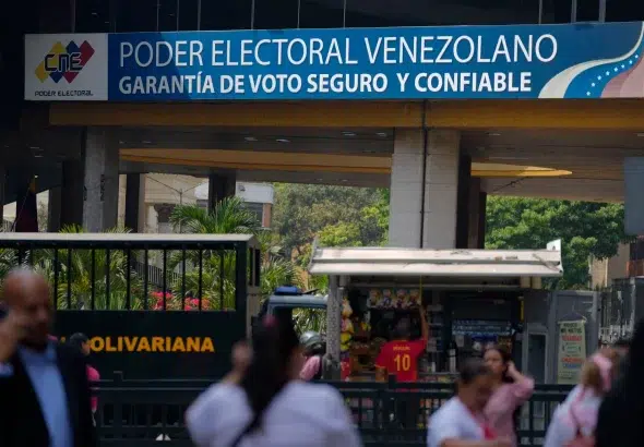 A banner with a message that reads in Spanish: "Venezuelan electoral power, safe and reliable voting guaranteed," is displayed on the facade of the National Electoral Council, in Caracas, Venezuela, Thursday, March 21, 2024. Photo: Ariana Cubillos/AP.