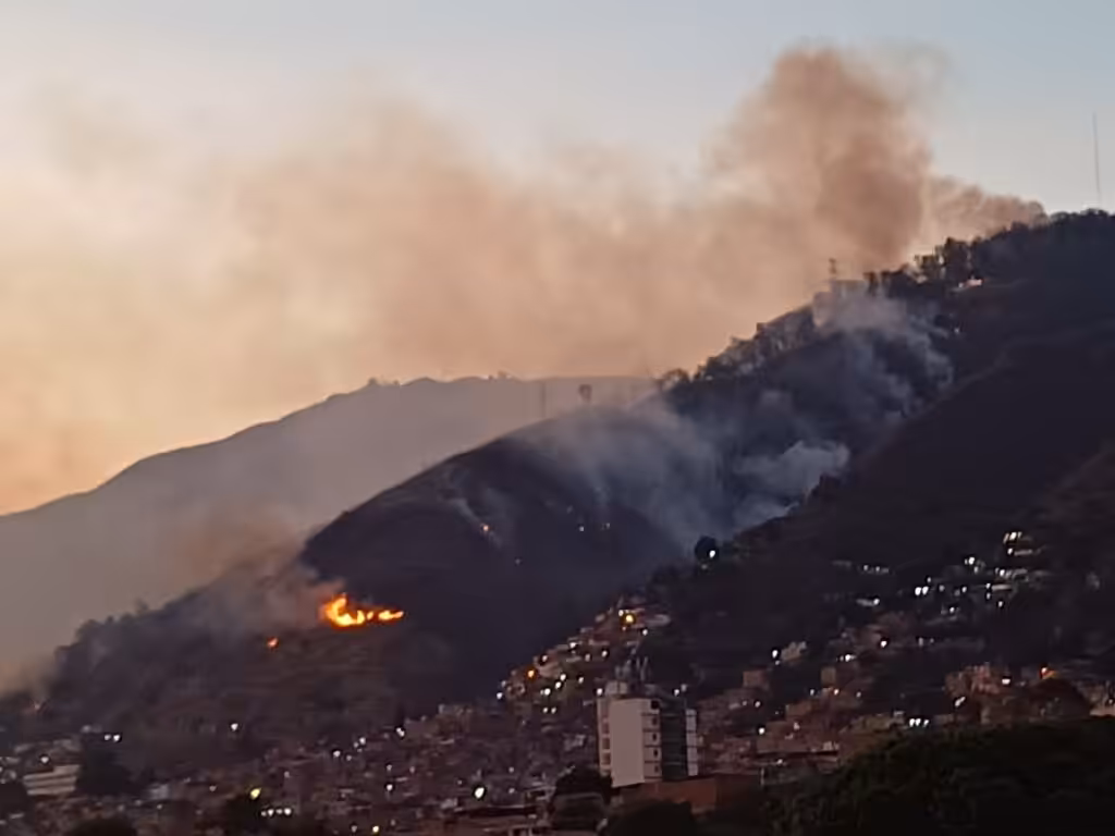A forest fire in La Pastora, Caracas, on Monday afternoon. Photo: Alejandro Martínez.