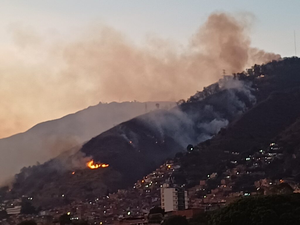 A forest fire in La Pastora, Caracas, on Monday afternoon. Photo: Alejandro MartĂnez.