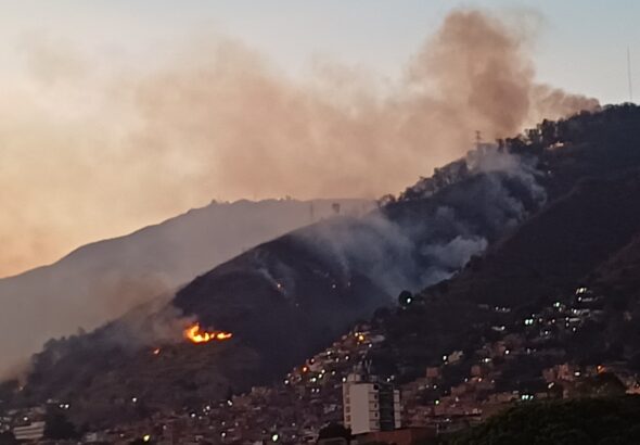 A forest fire in La Pastora, Caracas, on Monday afternoon. Photo: Alejandro Martínez.